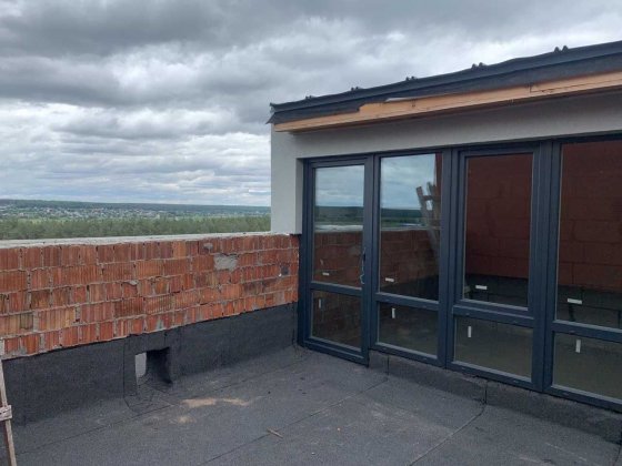 Дворівнева квартира під Києвом з терасою та видом на сосновий ліс Гостомель