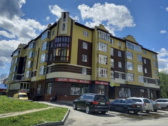 Продається  двохповерхова квартира з гаражем Калуш