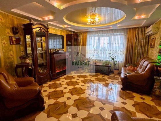 Продам 4-х кімнатну квартиру з ремонтом та меблями в центрі міста Кам'янець-Подільський