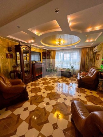 Продам 4-х кімнатну квартиру з ремонтом та меблями в центрі міста - фото 1