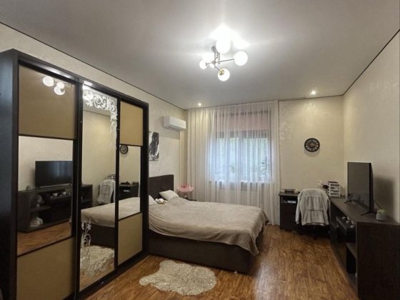 Продається двохрівнева квартира в гарному стані з меблями Кам'янець-Подільський