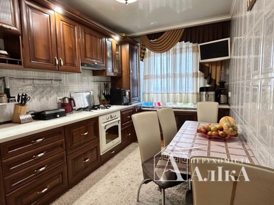 Продам 3-кімнатну квартиру з індивідуальним опаленням з ремонтом Кам'янець-Подільський