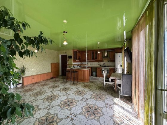 Двокімнатна простора квартира на центральній вулиці міста Чорноморськ