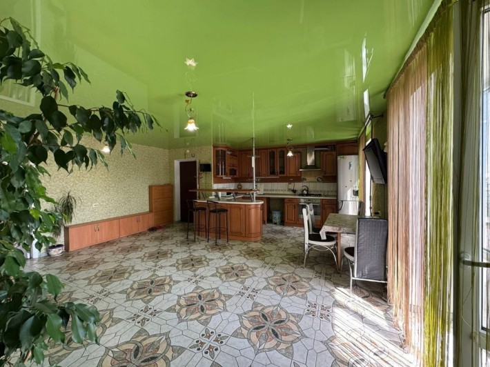 Двокімнатна простора квартира на центральній вулиці міста - фото 1