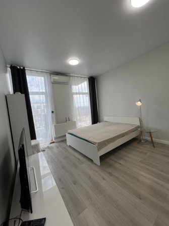 ЖК Парк Таун! Простора 1-кімнатна з ремонтом! Видова на ліс! - фото 1