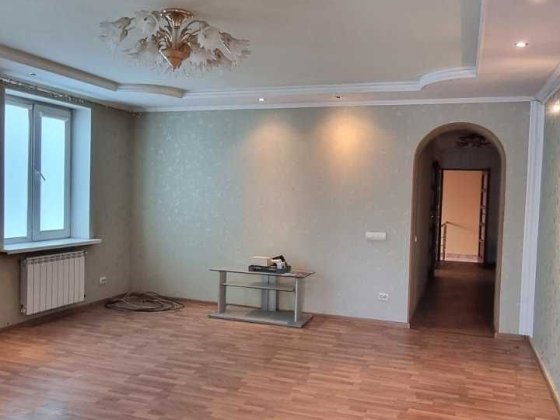 Продається велика 5-ти кімнатна  квартира. Центр. Кам'янець-Подільський