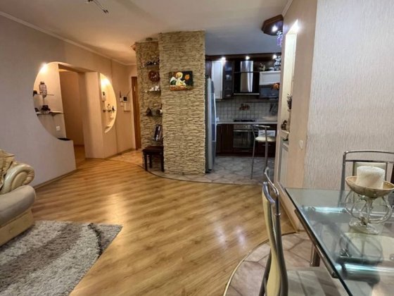 4-кімнатна з ремонтом, 3 спальні, меблі+техніка, Заходь і живи! Конотоп