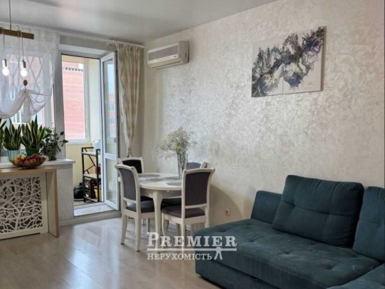 Простора 2-кімнатна квартира з лоджіями та охороною, біля моря Чорноморськ