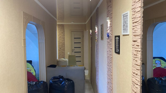 3х кімнатна квартира в центрі з меблями , гарному житловому стані. - фото 1