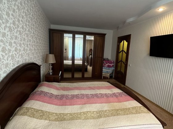 Продам 4-х кімнатну квартиру на 3-му мікрорайоні Лозова