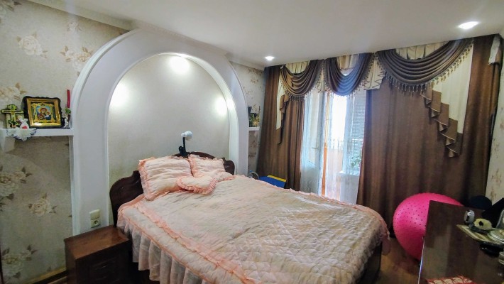 Продається трикімнатна квартира в центрі міста - фото 1