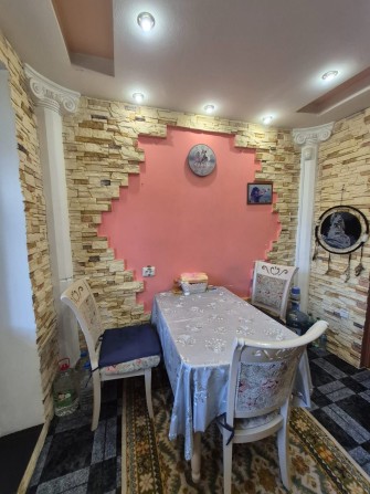 Продам в гарній локації 2 х кімнатну квартиру - фото 1