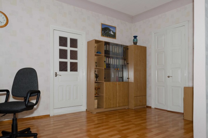 Двухкомнатная квартира, центр города, сталинка,  второй этаж. - фото 1