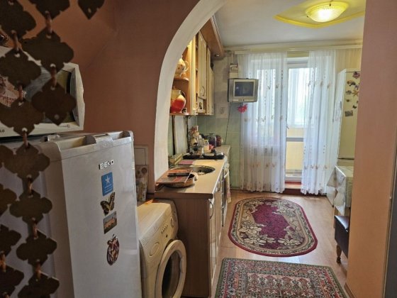 2 кімнатна квартира біля 5 школи +кабінет+підвал  індивідуальне опален Хотин