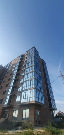 Простору квартира у новобудові з гарним краєвиди на озеро - фото 1