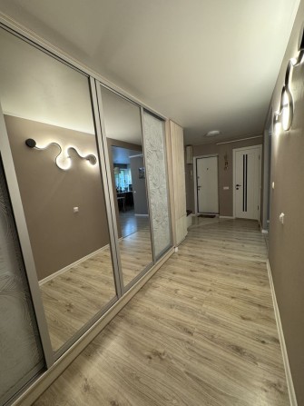 В продаже 3 х комнатная квартира в районе 20 школы - фото 1