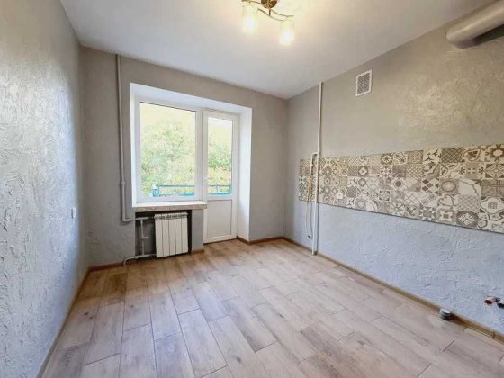 Обжита новобудова на Виставці, середній поверх. Садки. Темп. Хмельницкий