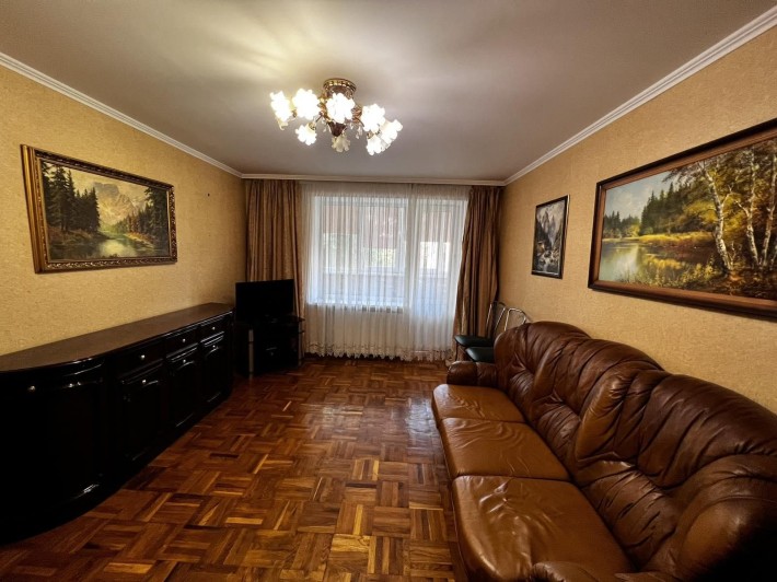 Продається трьохкімнатна квартира в районі Виставки - фото 1