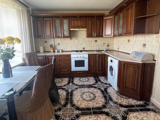 Простора 3-кімнатна квартира з шикарним ремонтом Хмельницький