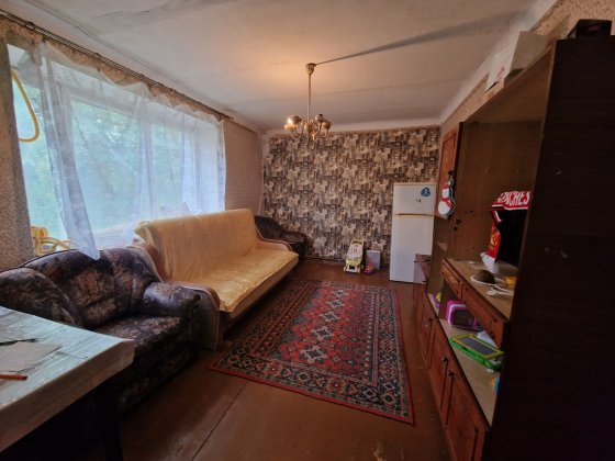 Продам  2к Слобожасний  на Василия Сухомлинского атб Слобожанське