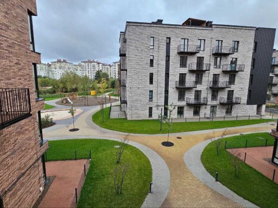 Здана 2к квартира готова до ремонту, в закритому затишному комплексі. Криховцы