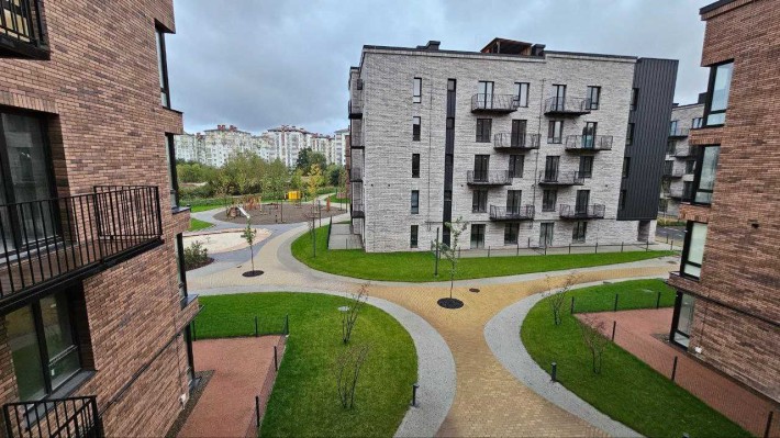 Здана 2к квартира готова до ремонту, в закритому затишному комплексі. - фото 1