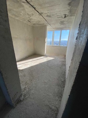 Продається 1 кім квартира, двостороння з чудовим видом з вікна. - фото 1