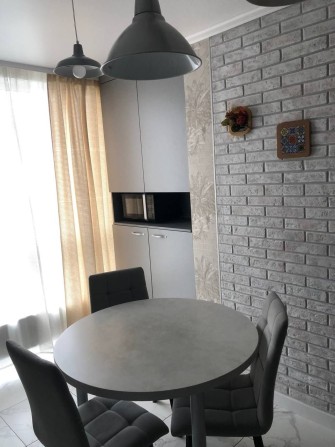 БЕЗ % Продам двухуровневую КВАРТИРУ С РЕМОНТОМ в новом доме ЖК Белый Ш - фото 1