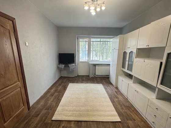 Продам свою 2-кімнатну квартиру в центрі с.Хотів. 2 км від Києва. Хотів