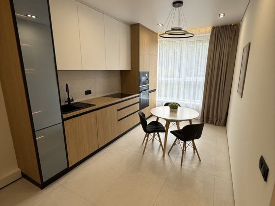 Продаж великої 1 кімн.квартири площею 51кв.м з дорогим ремонтом Зубра