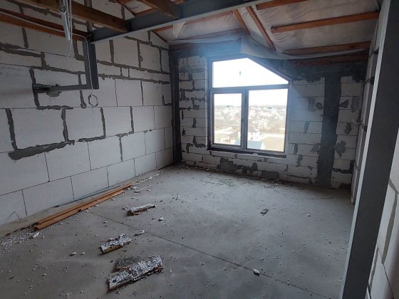 Продам двухуровневую квартиру мансардный этаж Великодолинское