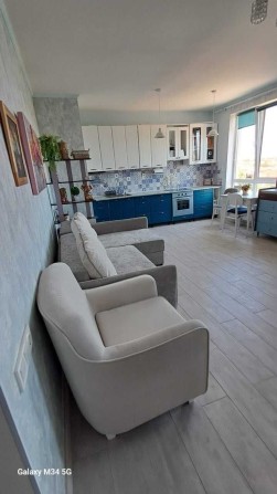 Продам 2 комн. комн. квартиру с РЕМОНТОМ в ЖК "Love" на ул. Сахарова. - фото 1