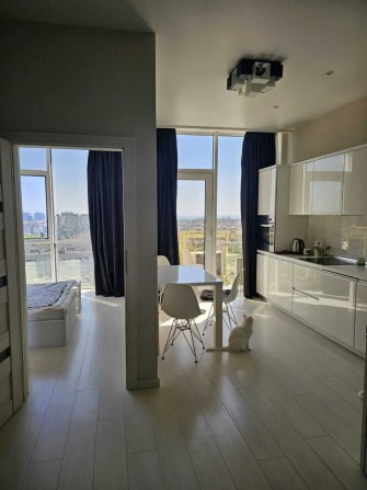 Продам видовую 1-комн квартиру (евродвушку с ремонтом в ЖК 3 Жемчужина - фото 1