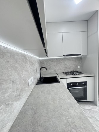 Продам 1-комн. квартиру 43 м2 с новым ремонтом ЖК Розенталь (013-390) - фото 1