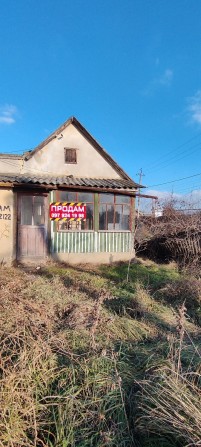 Продам квартиру на земле под ремонт. Центральная улица. - фото 1