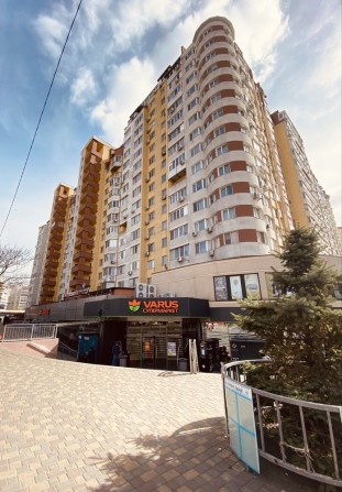 Продам 2 комн. квартиру в ЖМ Радужный со своим паркоместом! - фото 1
