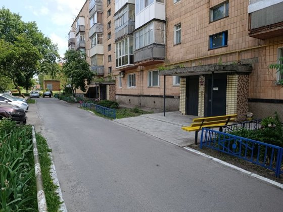 Продам трикімнатну квартиру центр міста, перший поверх, можливо бізнес Гадяч