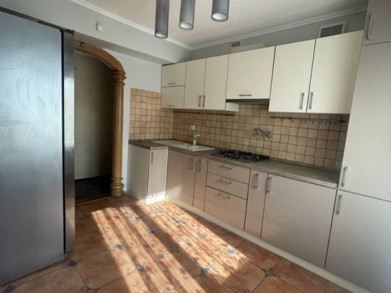 Продається 3-х кв. 78 м2 з ремонтом у самому центрі міста Чортків