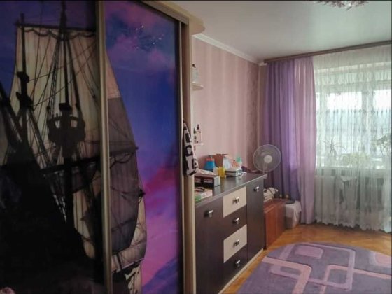 Продається простора 3-кімнатна квартира Гусятин