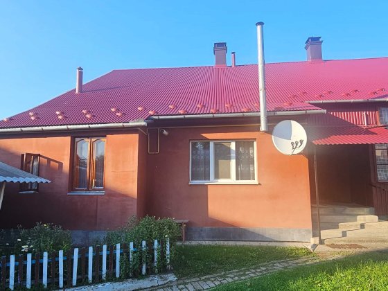 Продається 2-кімнатна квартира у будинку на 2сім’ї в центрі Сторожинця Сторожинець