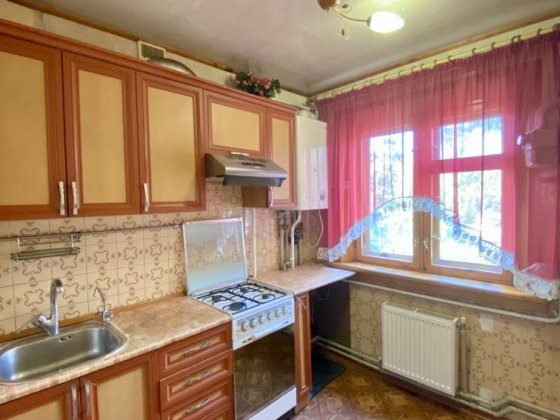 Продам 3х кімнатну квартиру в м. Покров , район виконкому , центр Покров