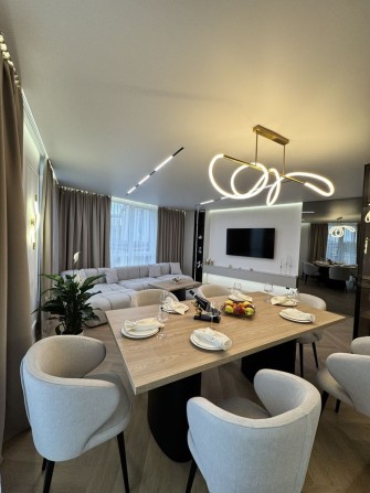 Шикарна квартира з дизайнерським ремонтом - фото 1