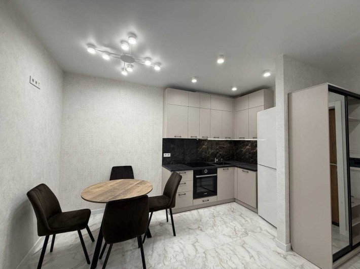 Продаж 2к біля центрального парку,2 окремі спальні та гардеробна! - фото 1