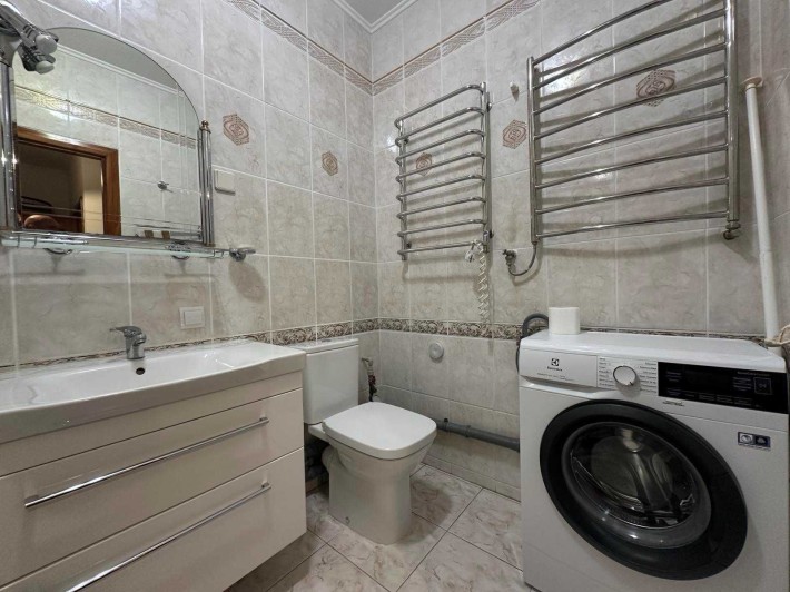 Живи біля міського озера — 1-кімнатна з ремонтом у центрі! - фото 1