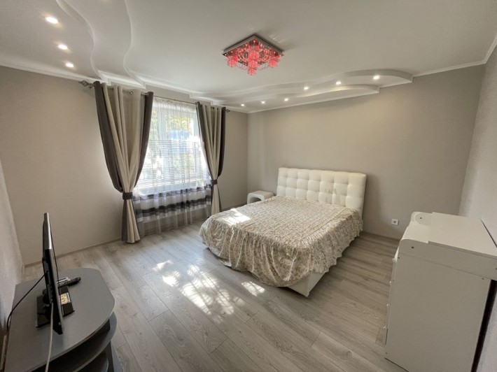 Продається простора 3-кімнатна квартира в новобудові,площа 87м2, центр - фото 1