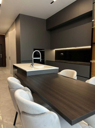 Унікальна квартира з великою терасою та видом на міське озерo - фото 1