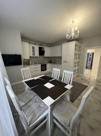 Продаж великої євротрьохкімнатної квартири в центрі міста - фото 1