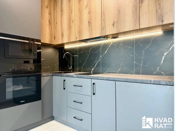 1-кімнатна з гардеробом, кухня-студія в центрі міста - фото 1