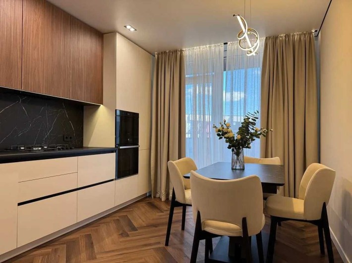 Сучасна 2 кімнатна, меблі та техніка, балкон. ЦЕНТР - фото 1