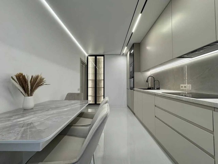 Шикарна двокімнатна з ремонтом в центрі міста - фото 1